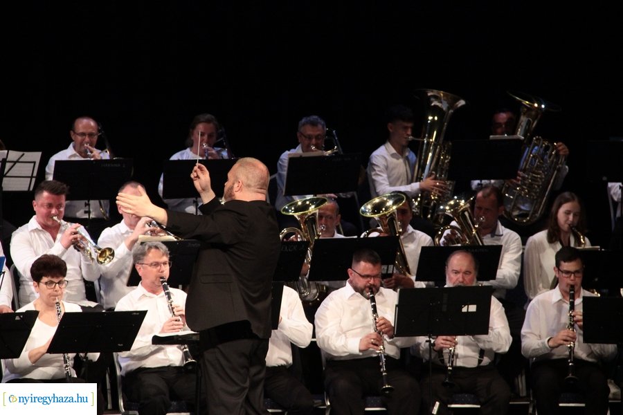 Fúvósok és táncosok a színpadon