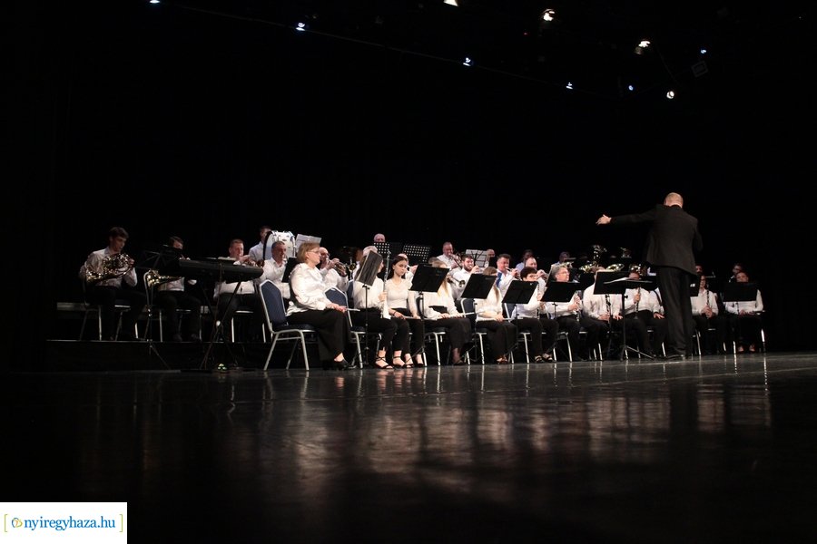 Fúvósok és táncosok a színpadon