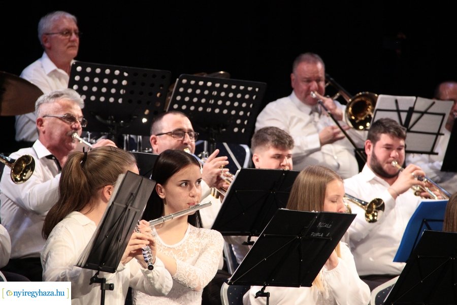 Fúvósok és táncosok a színpadon