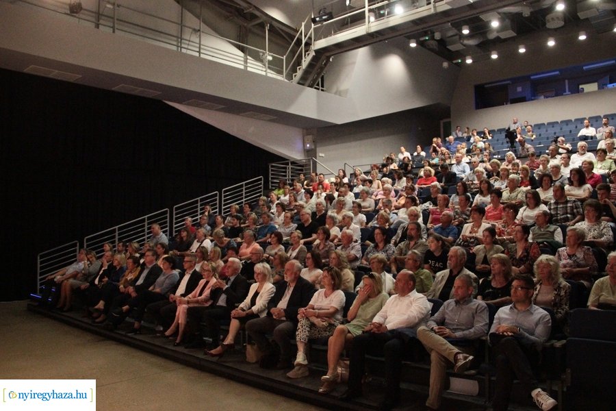 Fúvósok és táncosok a színpadon