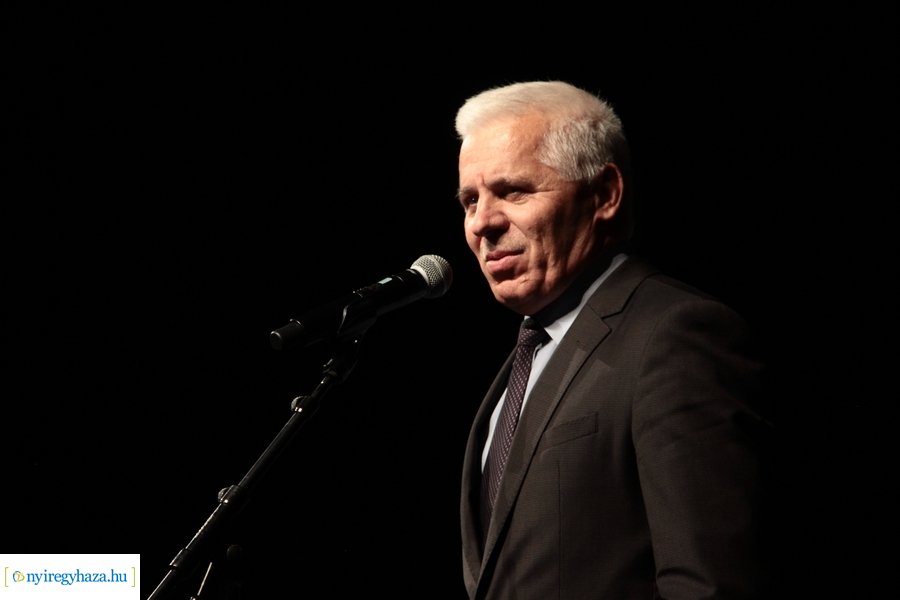 Fúvósok és táncosok a színpadon