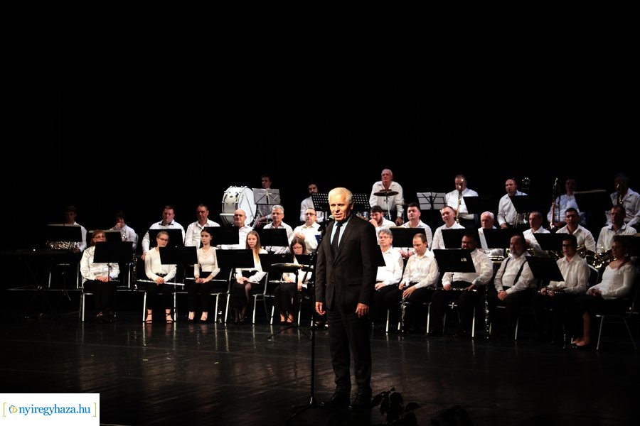 Fúvósok és táncosok a színpadon