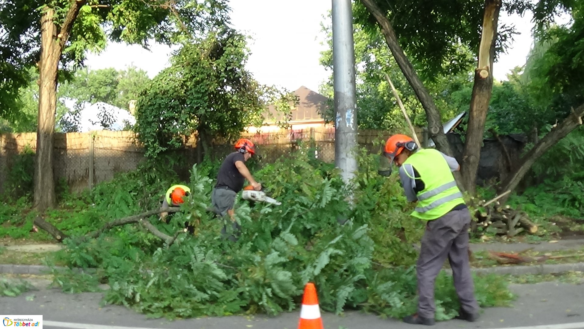 Gallyazási munkálatok a Kert utcán