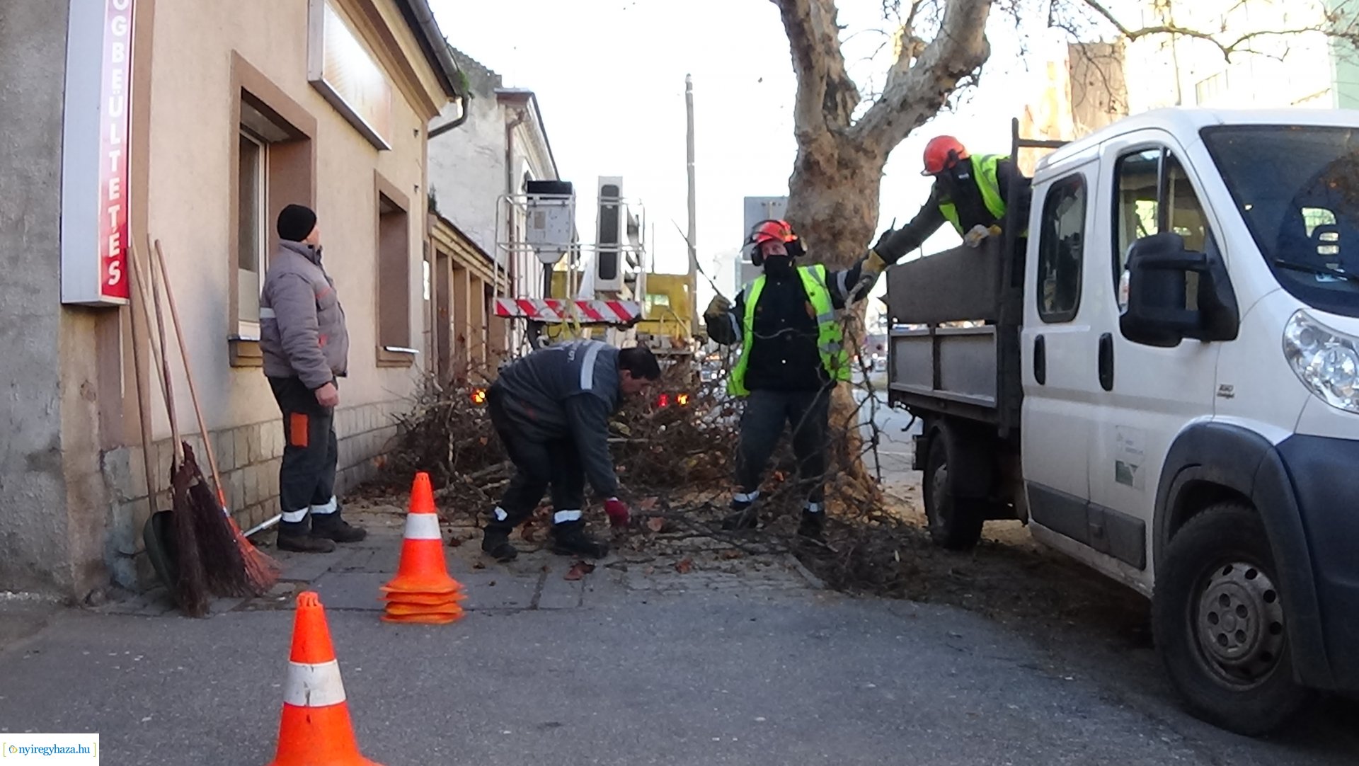 Gallyazási munkálatokat végeztek a NYÍRVV munkatársai a Kossuth utcán