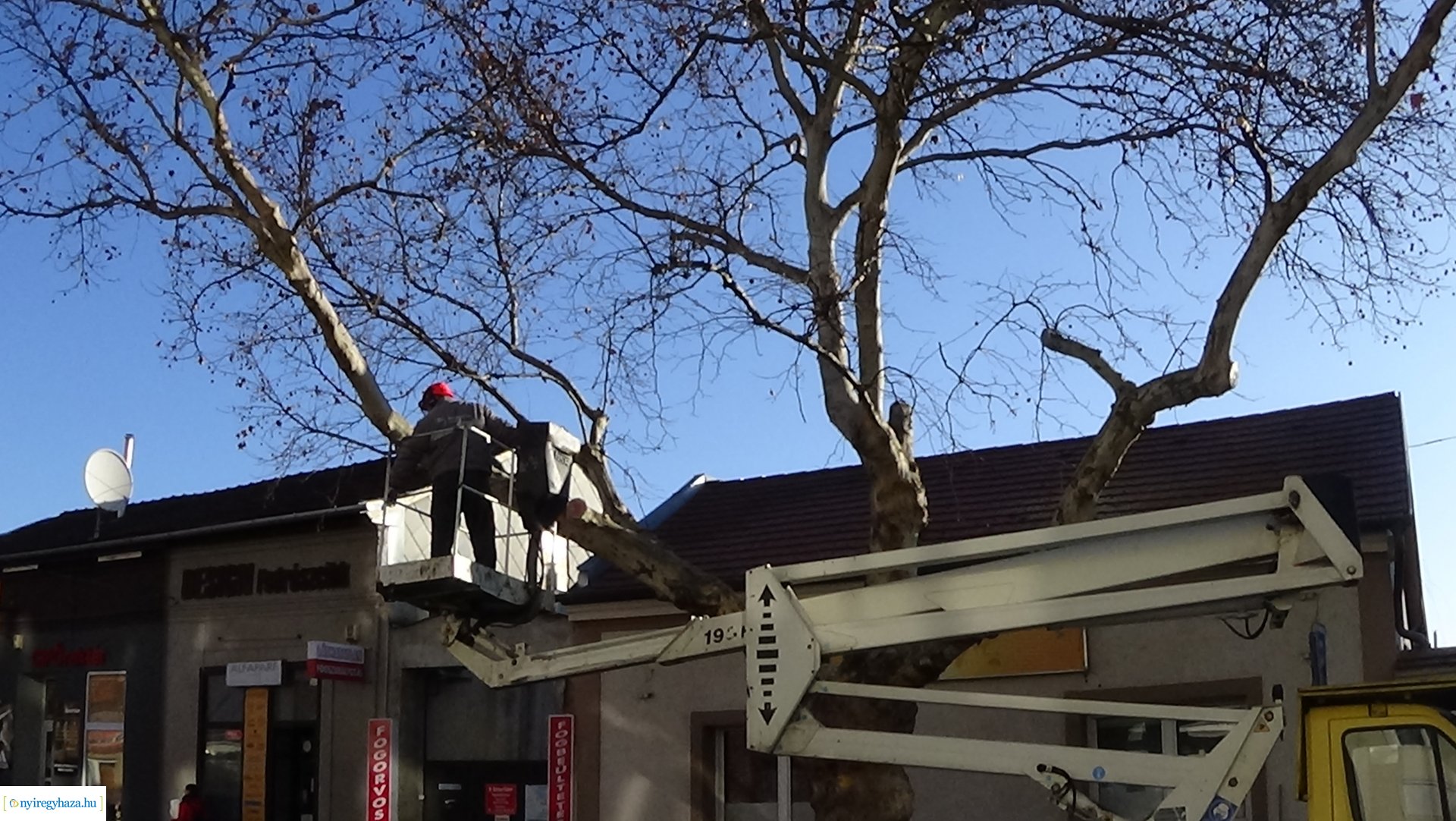 Gallyazási munkálatokat végeztek a NYÍRVV munkatársai a Kossuth utcán