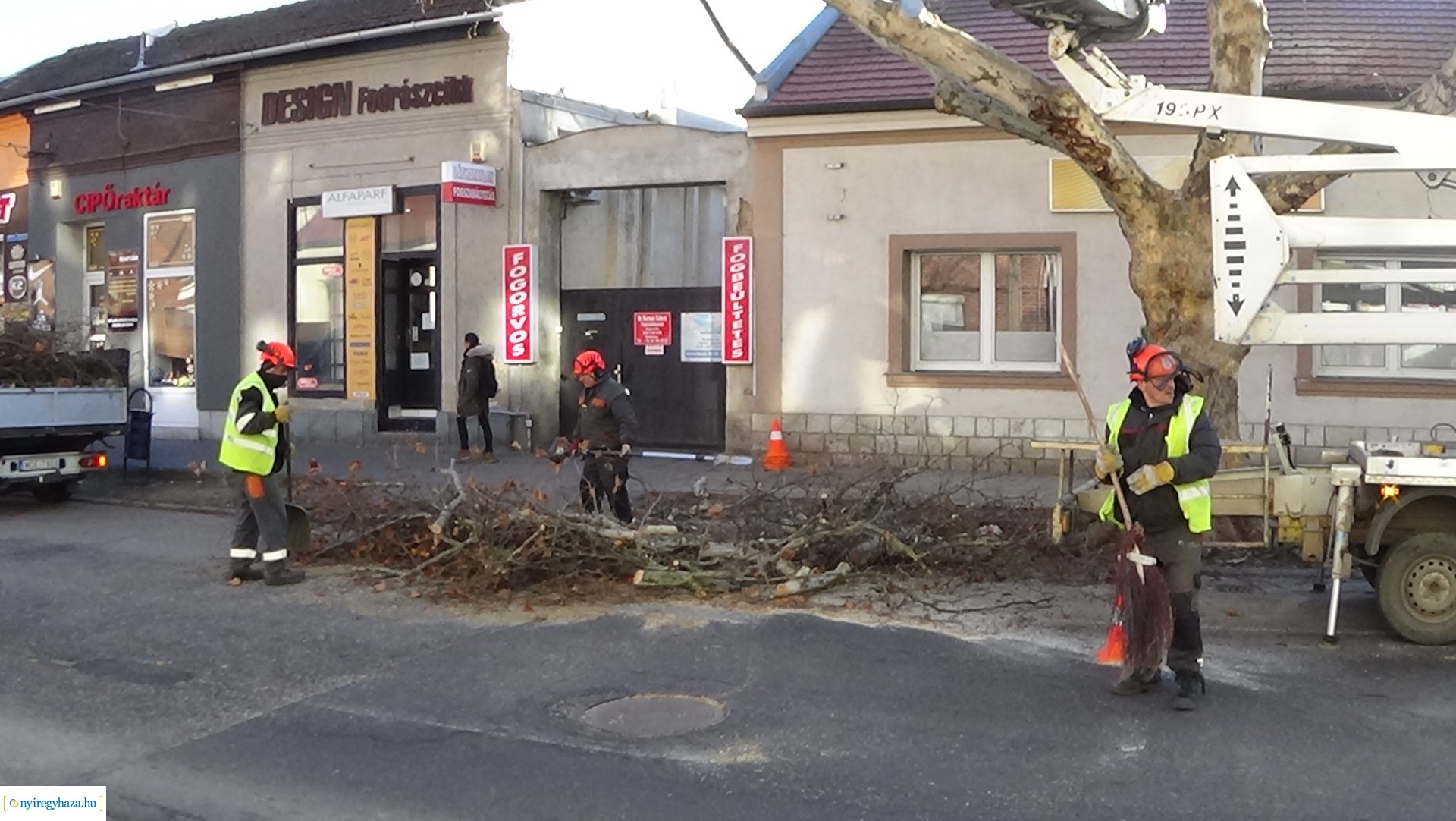 Gallyazási munkálatokat végeztek a NYÍRVV munkatársai a Kossuth utcán