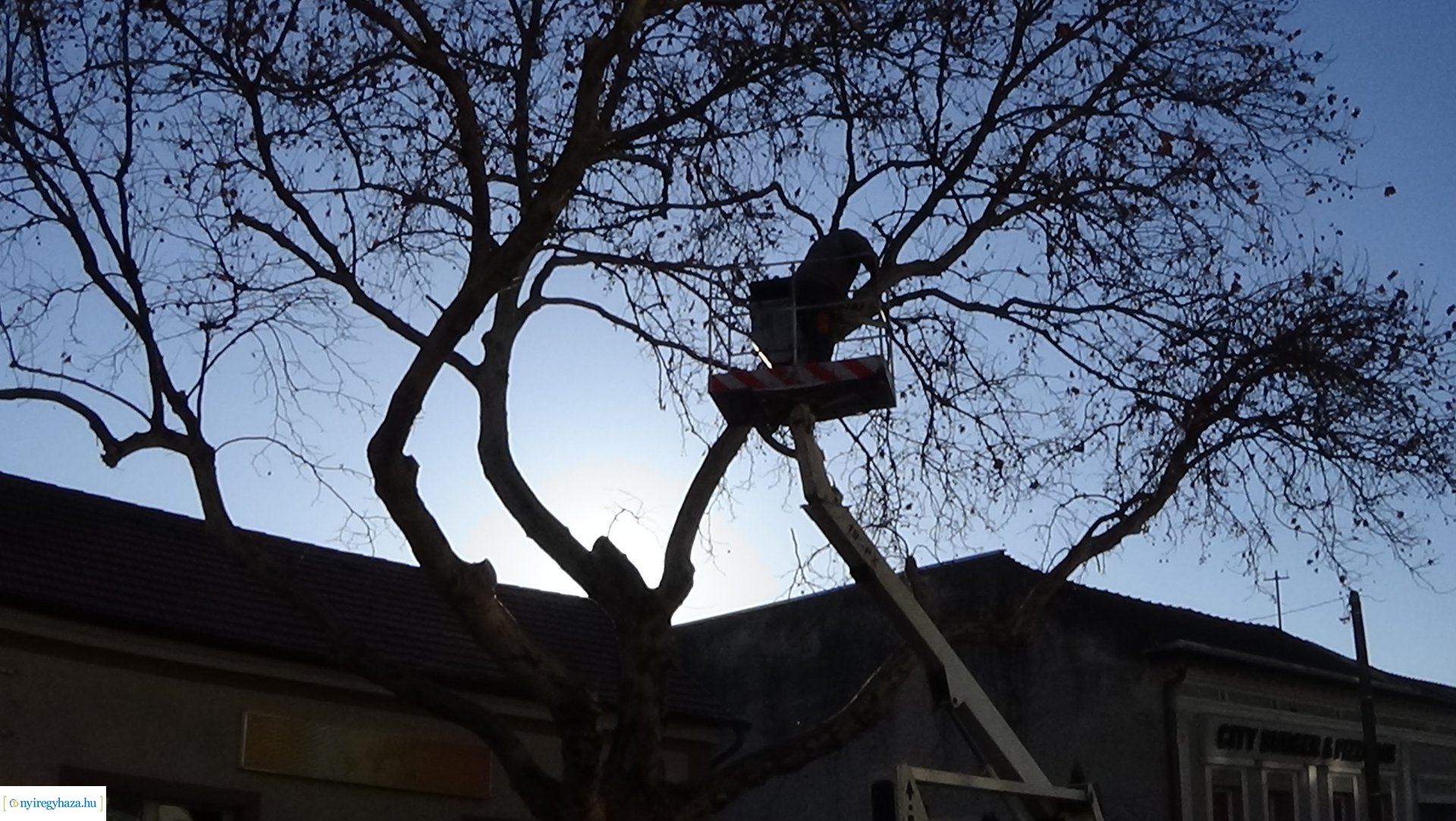 Gallyazási munkálatokat végeztek a NYÍRVV munkatársai a Kossuth utcán