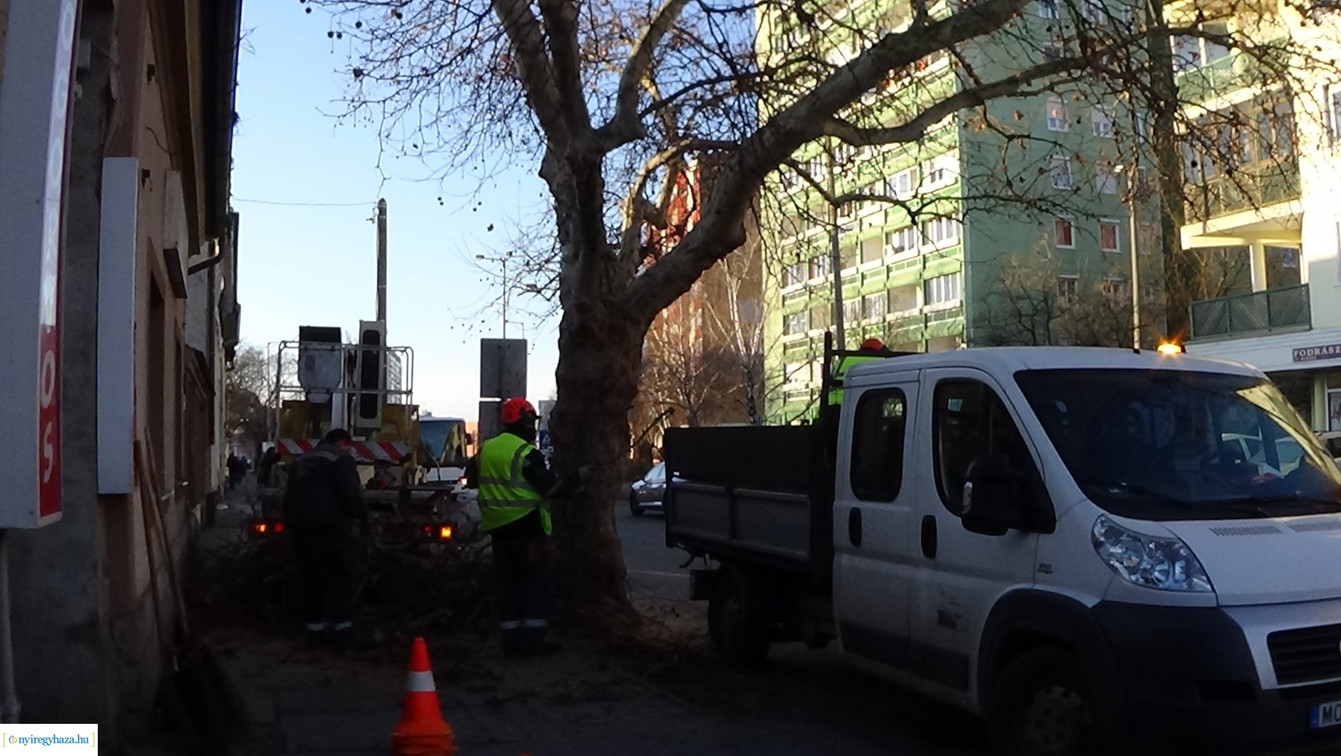 Gallyazási munkálatokat végeztek a NYÍRVV munkatársai a Kossuth utcán