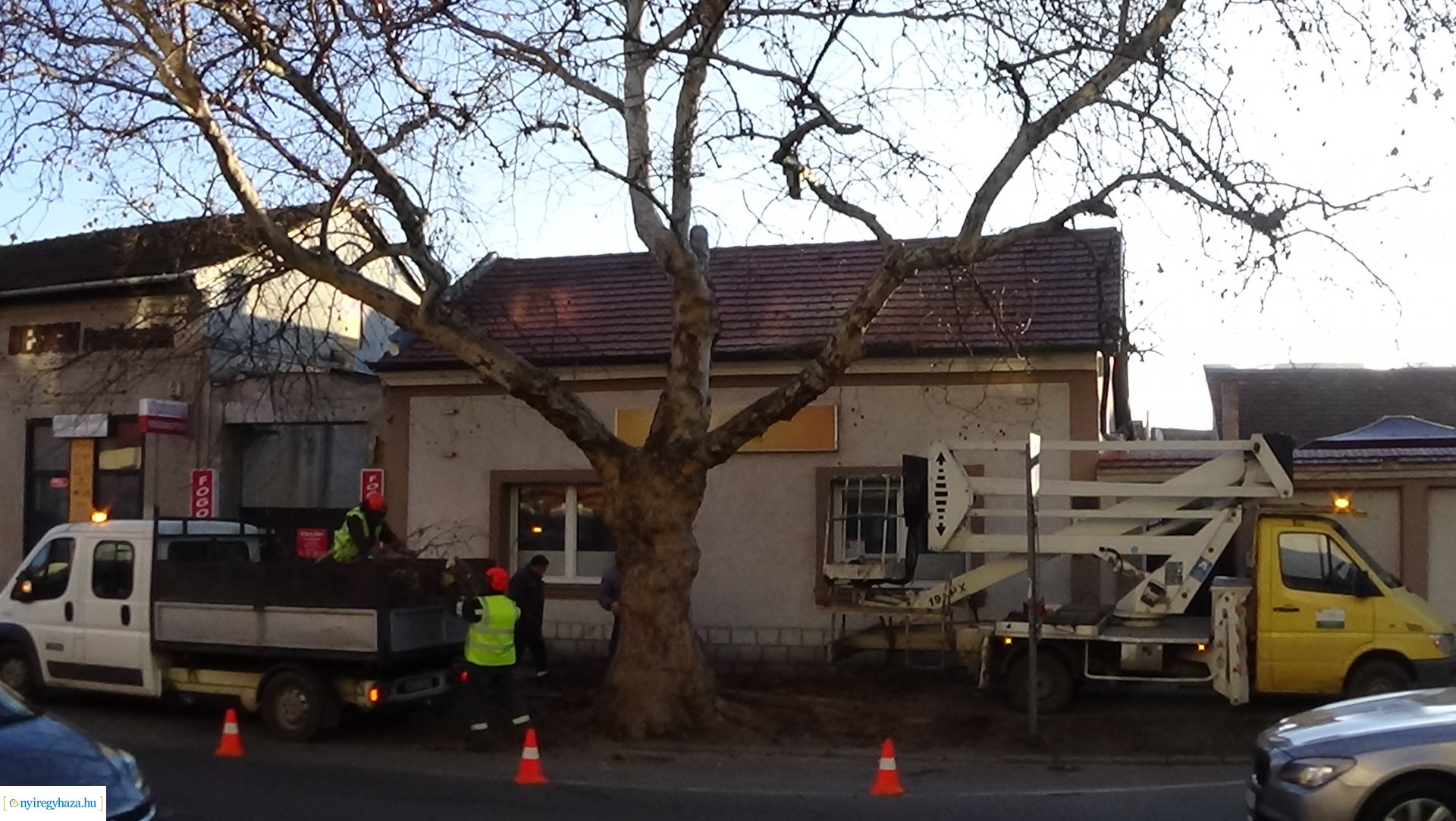 Gallyazási munkálatokat végeztek a NYÍRVV munkatársai a Kossuth utcán