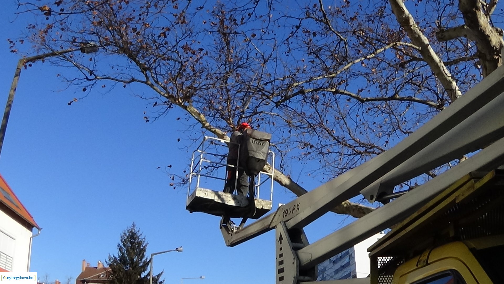 Gallyazási munkálatokat végeztek a NYÍRVV munkatársai a Kossuth utcán