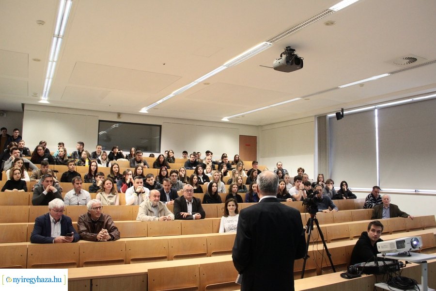 Gazdasági előadás az egyetemen 20230417