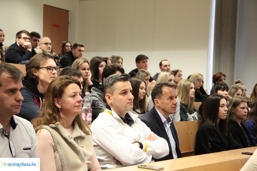 Gazdasági előadás az egyetemen 20230417