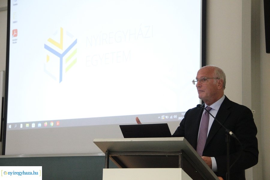 Gazdasági előadás az egyetemen 20230417