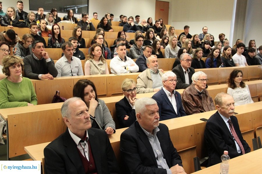 Gazdasági előadás az egyetemen 20230417