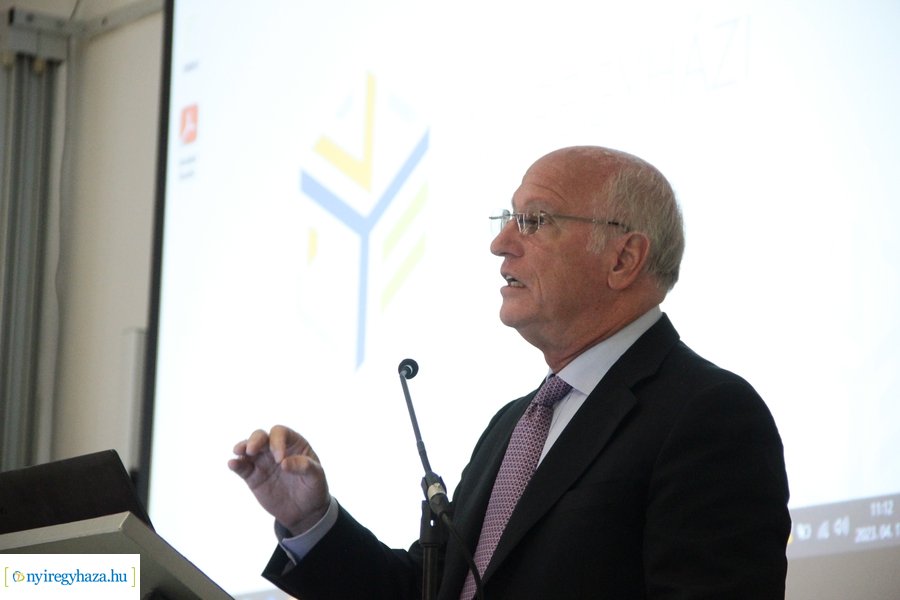 Gazdasági előadás az egyetemen 20230417