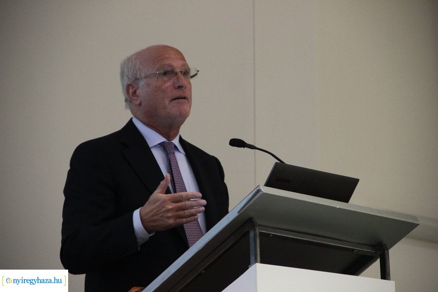 Gazdasági előadás az egyetemen 20230417