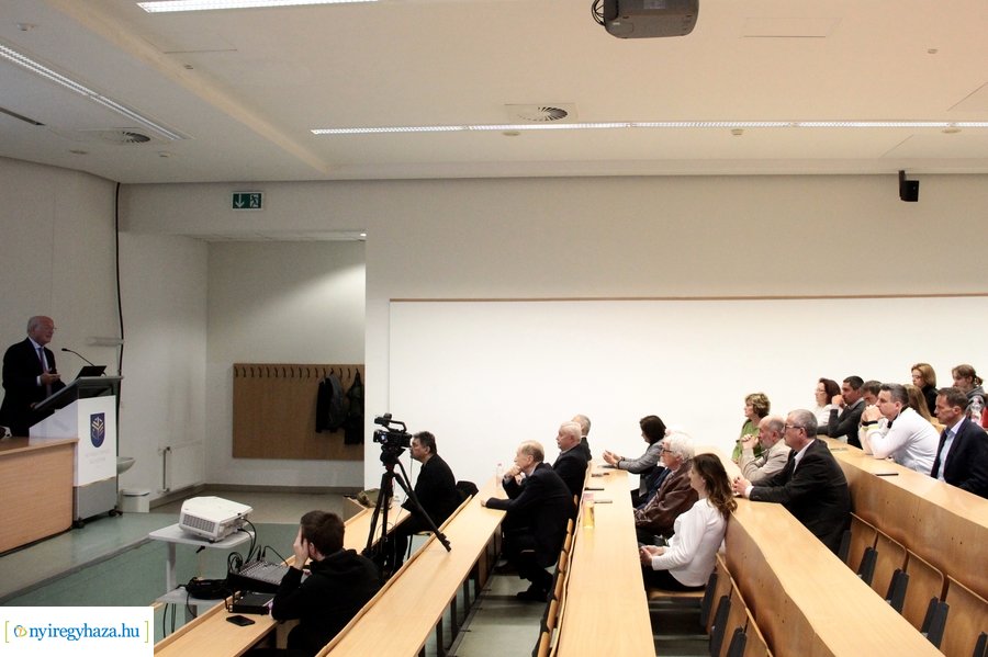 Gazdasági előadás az egyetemen 20230417