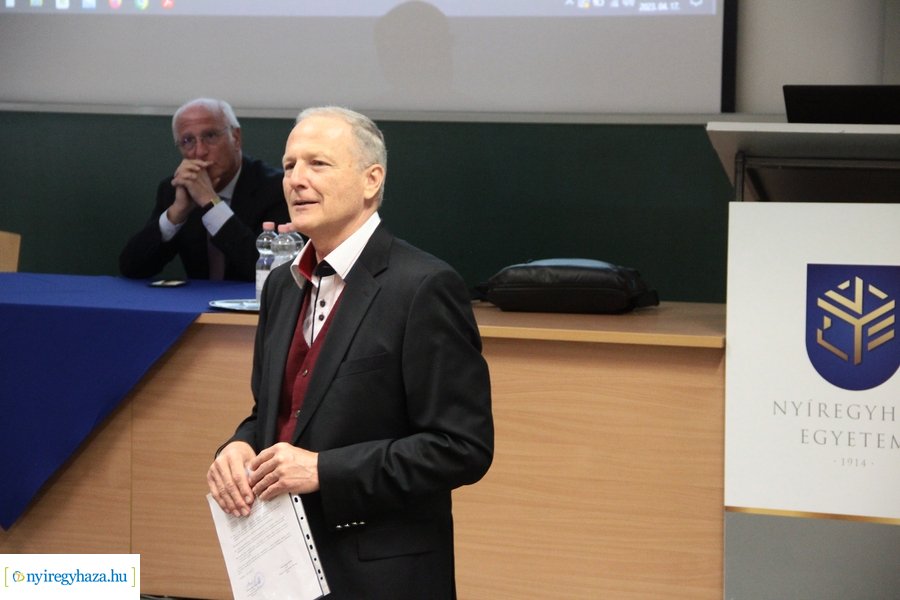 Gazdasági előadás az egyetemen 20230417