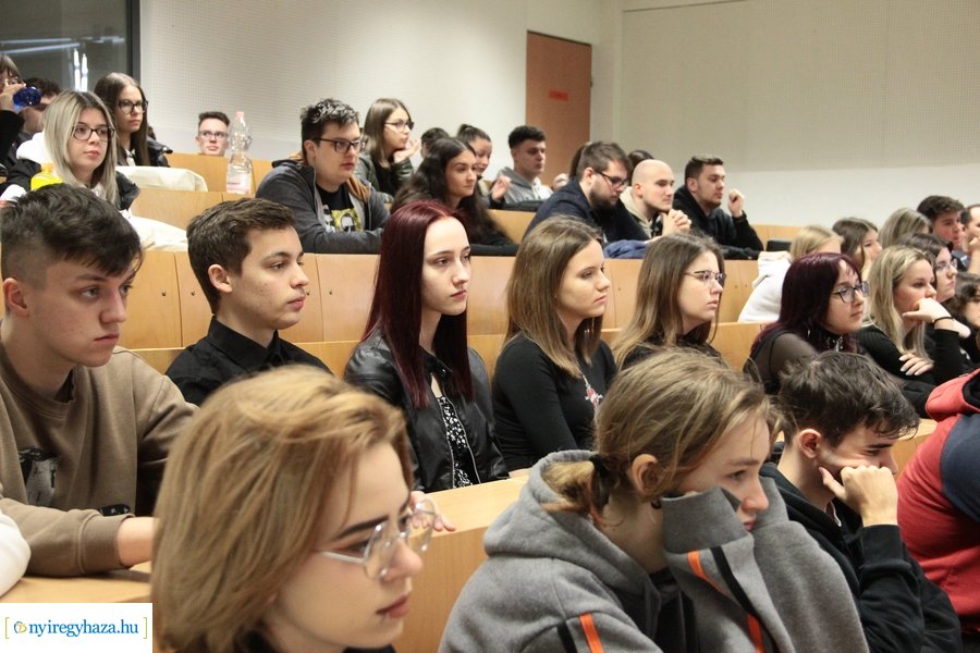 Gazdasági előadás az egyetemen 20230417