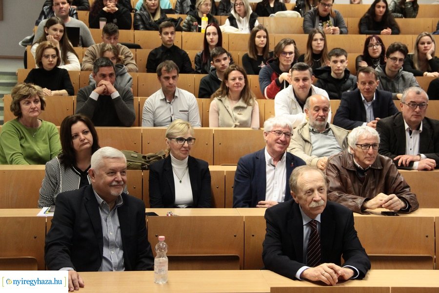 Gazdasági előadás az egyetemen 20230417