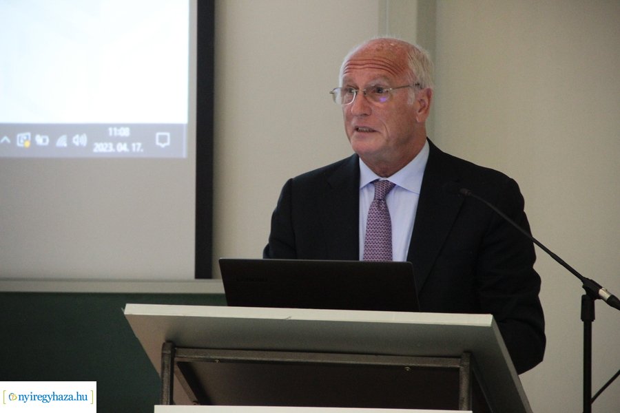 Gazdasági előadás az egyetemen 20230417