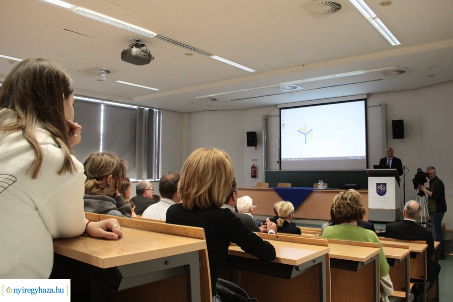 Gazdasági előadás az egyetemen 20230417