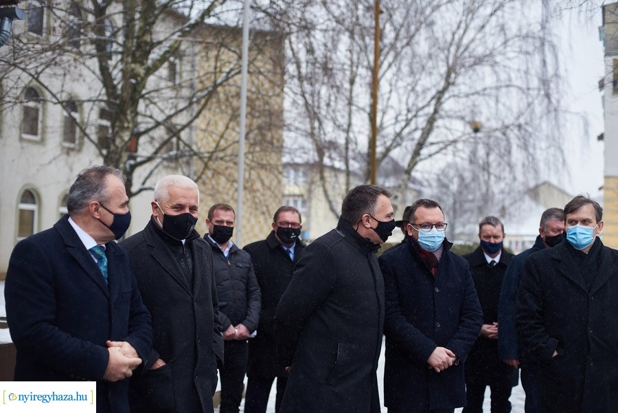 Gépjárművek átadása a Westsik iskolában