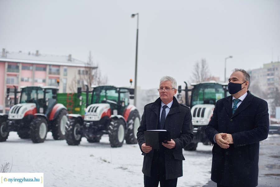 Gépjárművek átadása a Westsik iskolában