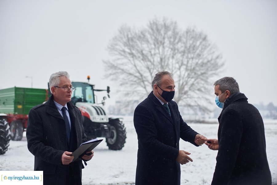 Gépjárművek átadása a Westsik iskolában