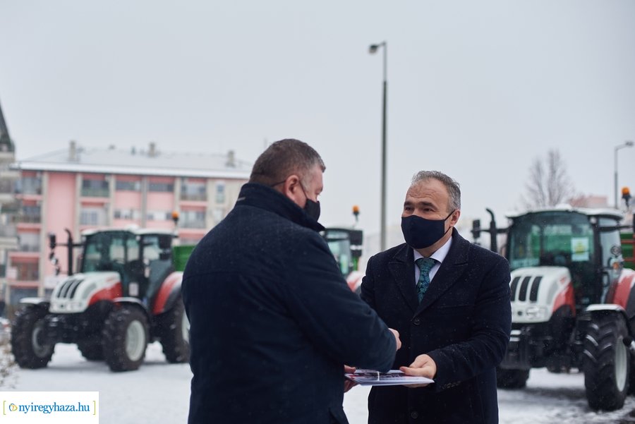 Gépjárművek átadása a Westsik iskolában