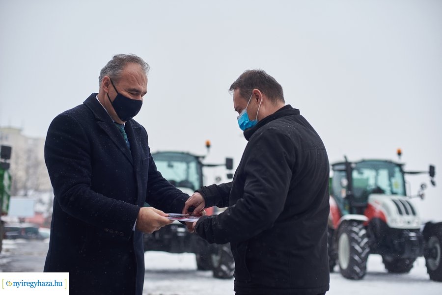 Gépjárművek átadása a Westsik iskolában