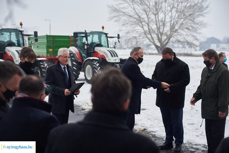 Gépjárművek átadása a Westsik iskolában
