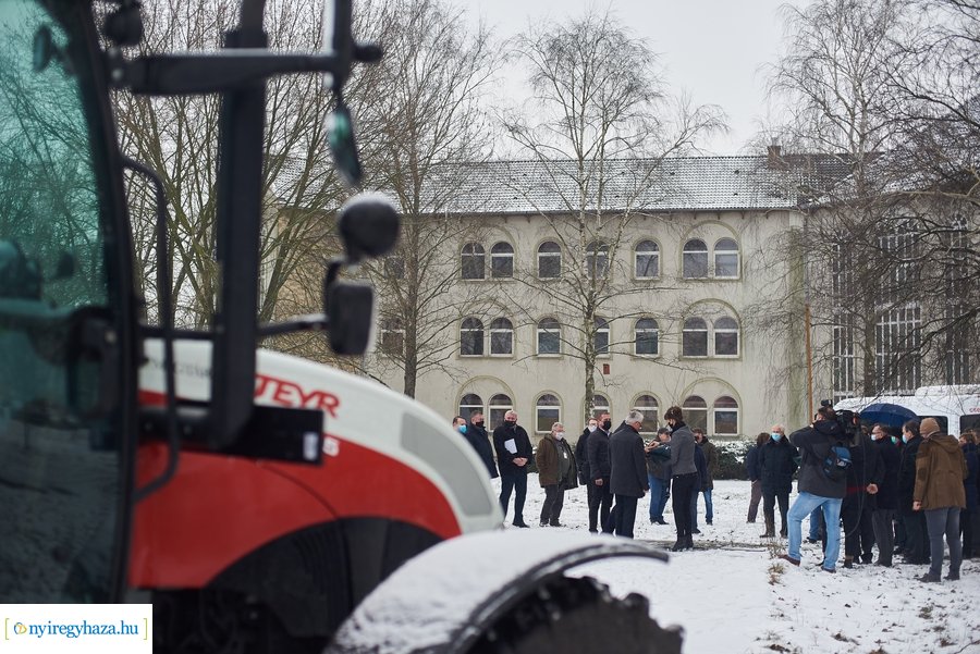 Gépjárművek átadása a Westsik iskolában