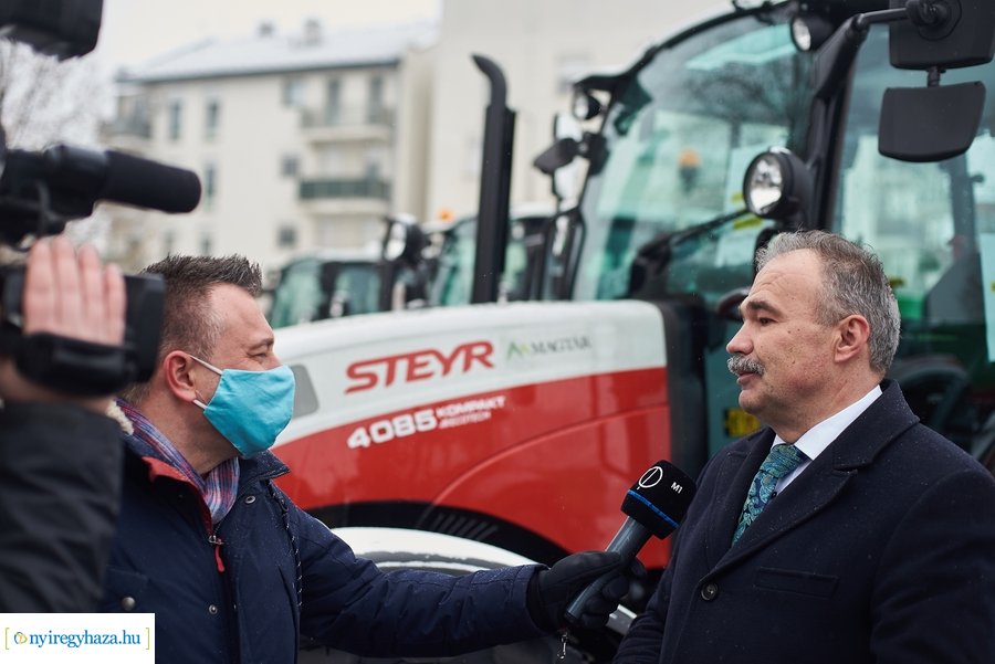 Gépjárművek átadása a Westsik iskolában