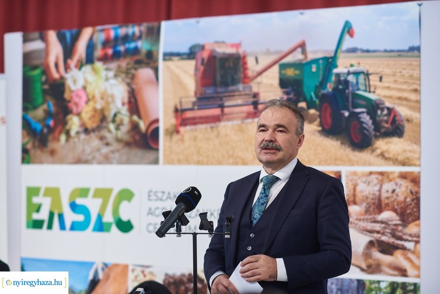 Gépjárművek átadása a Westsik iskolában