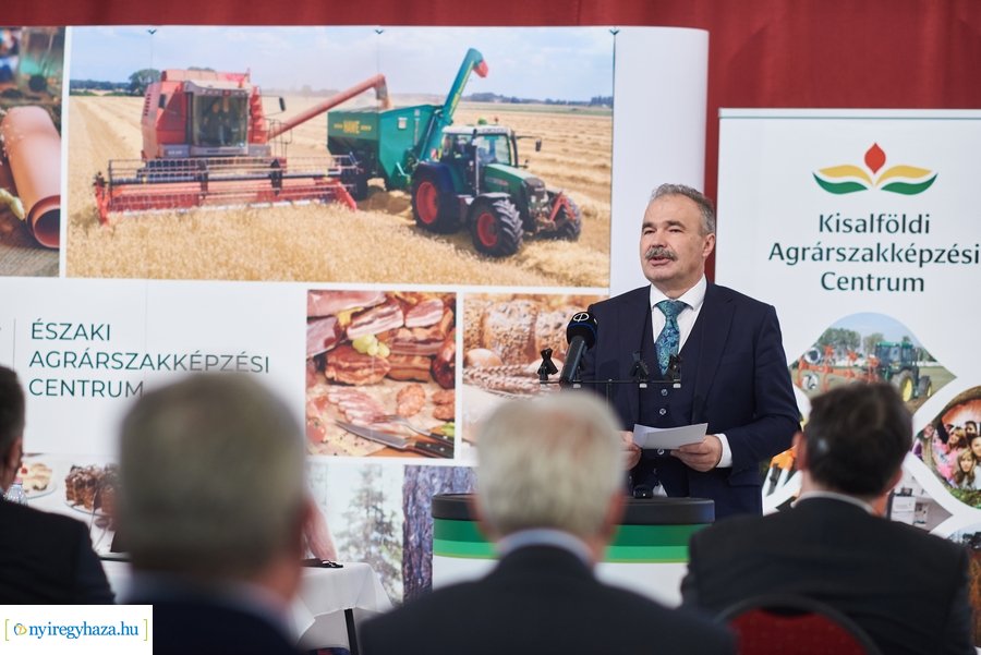 Gépjárművek átadása a Westsik iskolában