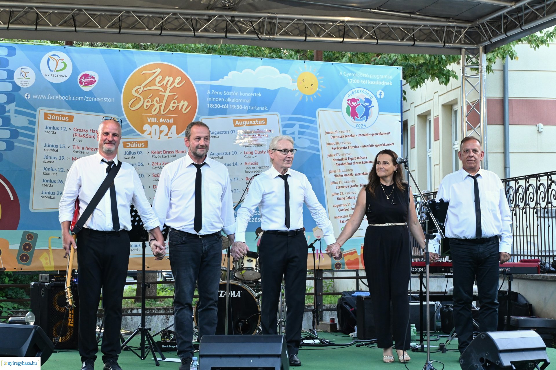 Granville Pillar és kísérő zenekara a Zene Sóstón programsorozat színpadán