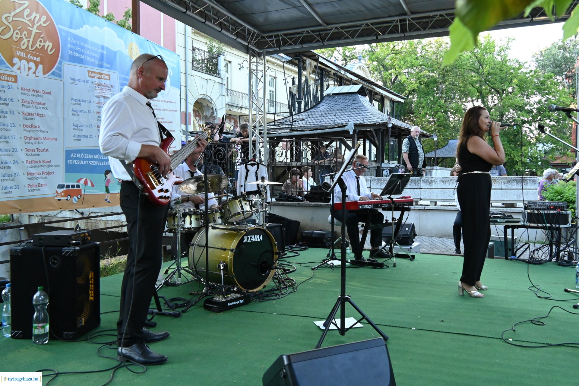 Granville Pillar és kísérő zenekara a Zene Sóstón programsorozat színpadán