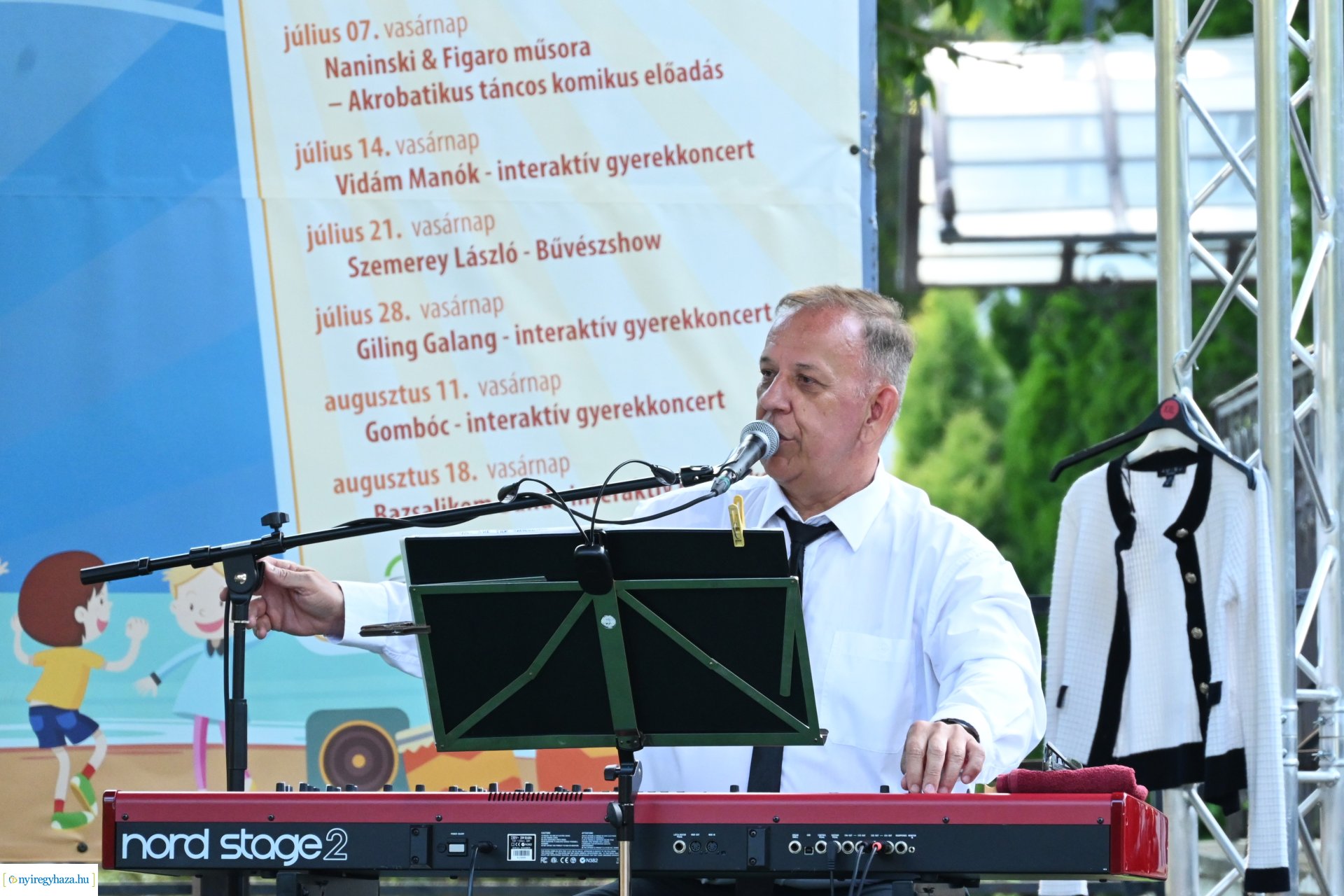 Granville Pillar és kísérő zenekara a Zene Sóstón programsorozat színpadán