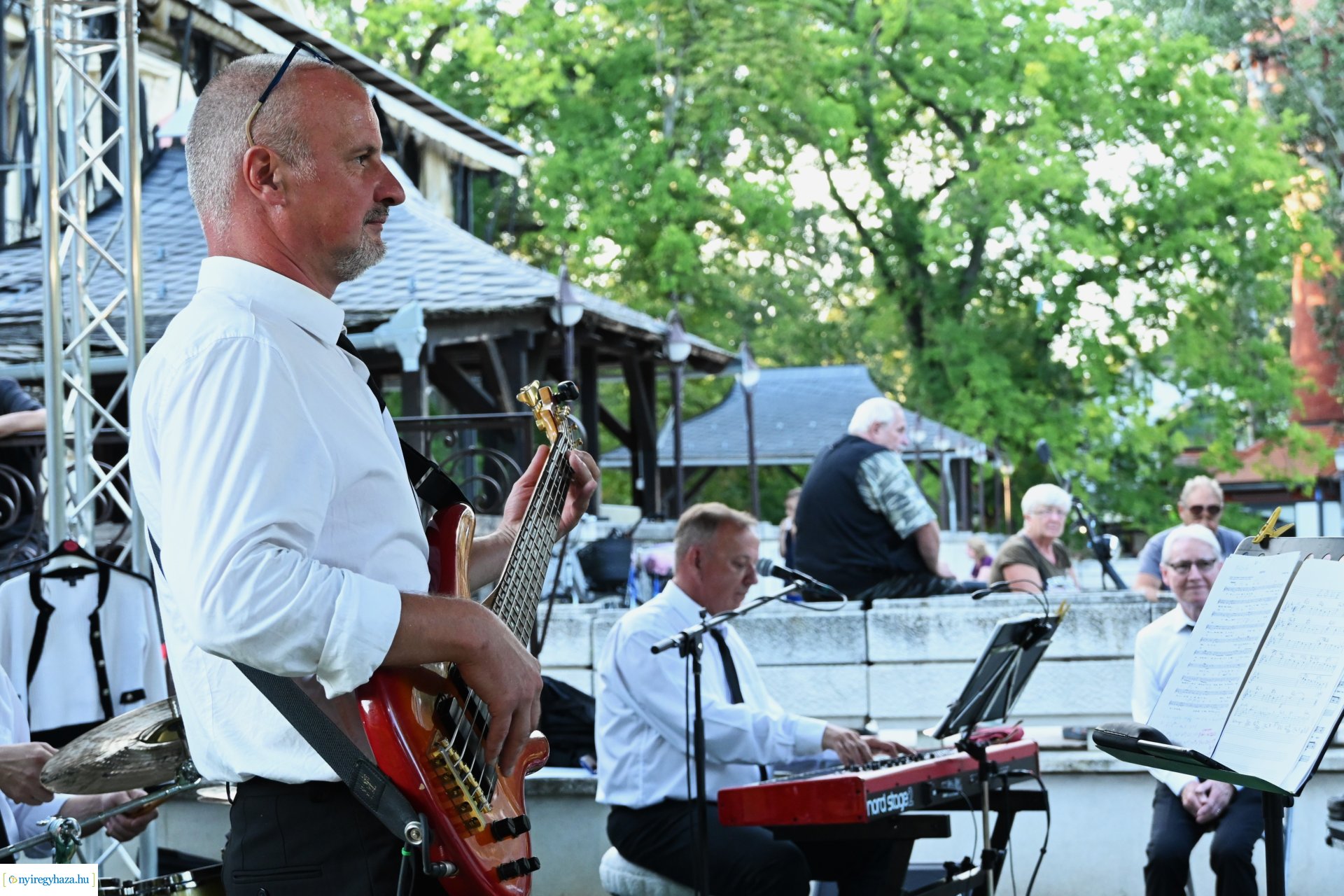 Granville Pillar és kísérő zenekara a Zene Sóstón programsorozat színpadán