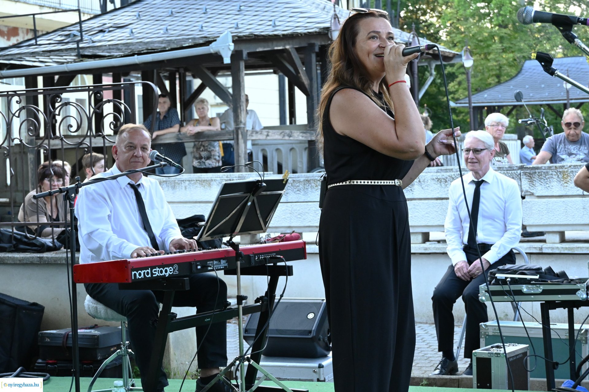 Granville Pillar és kísérő zenekara a Zene Sóstón programsorozat színpadán