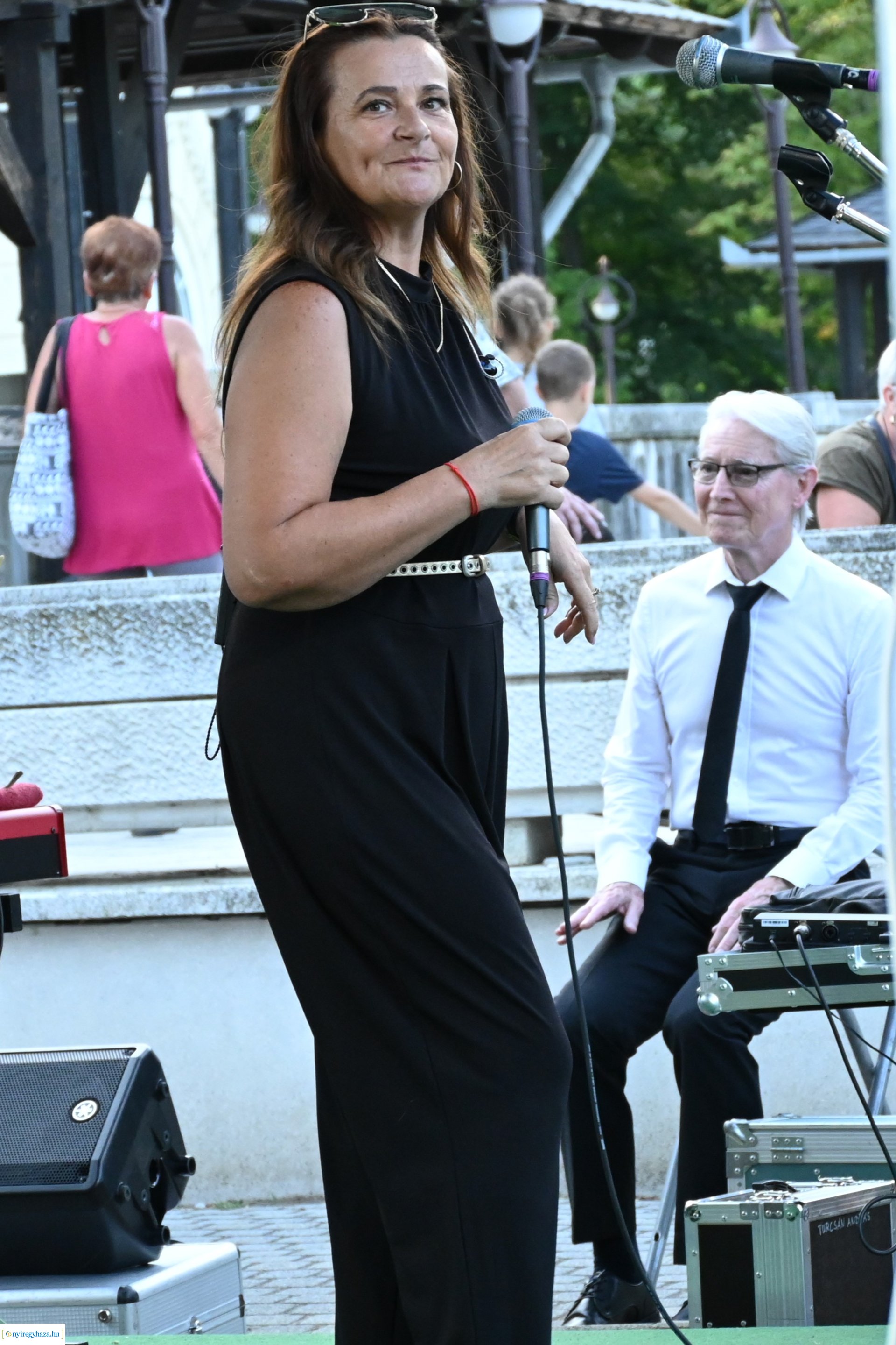 Granville Pillar és kísérő zenekara a Zene Sóstón programsorozat színpadán