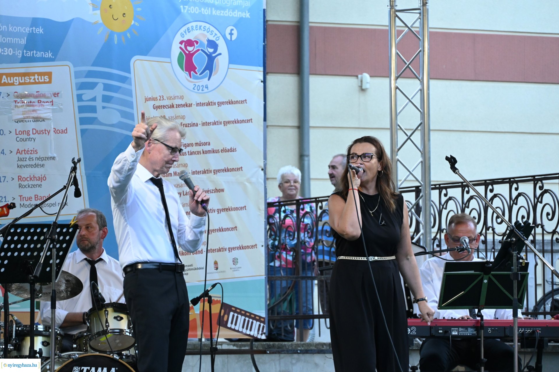 Granville Pillar és kísérő zenekara a Zene Sóstón programsorozat színpadán