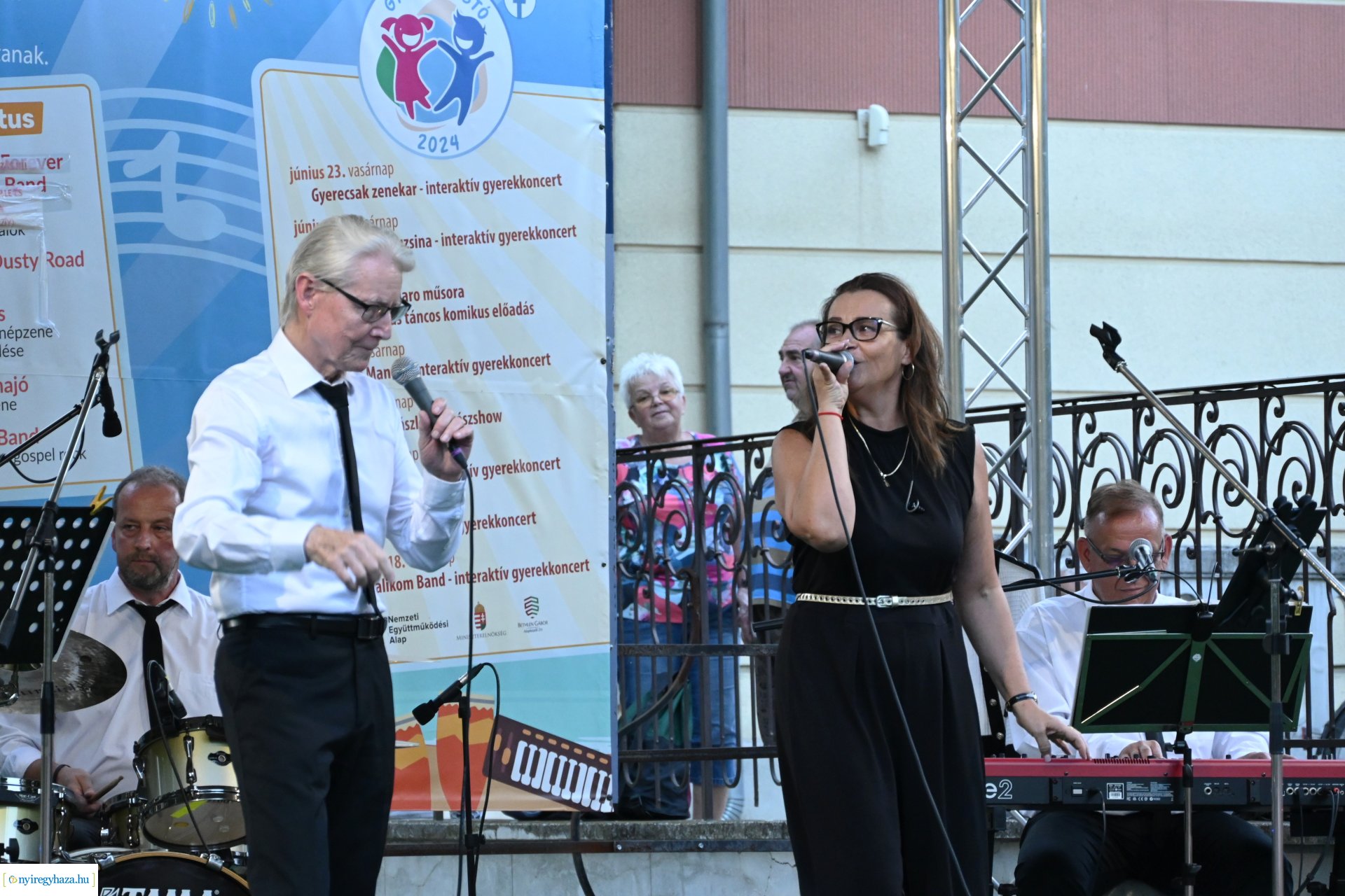 Granville Pillar és kísérő zenekara a Zene Sóstón programsorozat színpadán