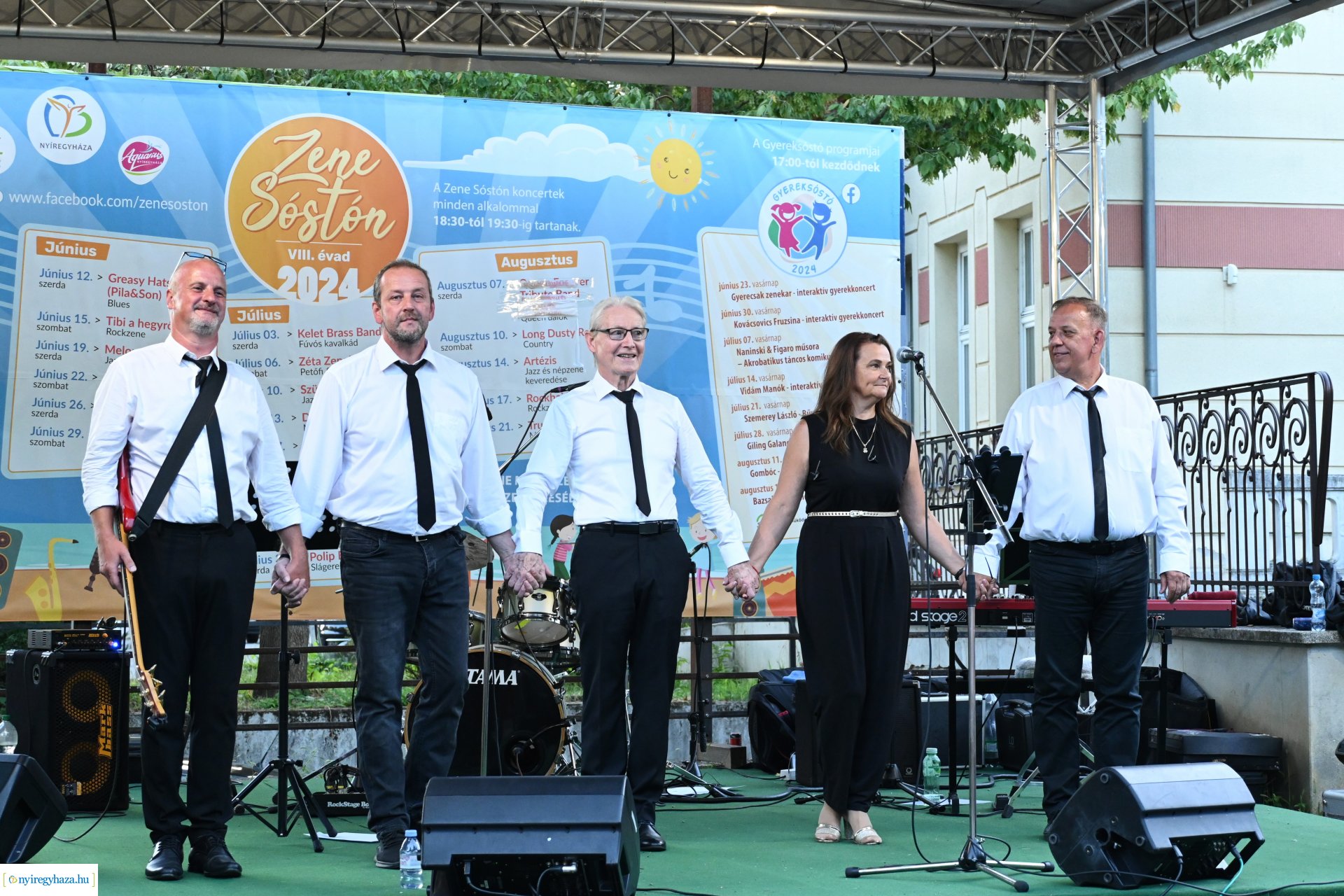 Granville Pillar és kísérő zenekara a Zene Sóstón programsorozat színpadán