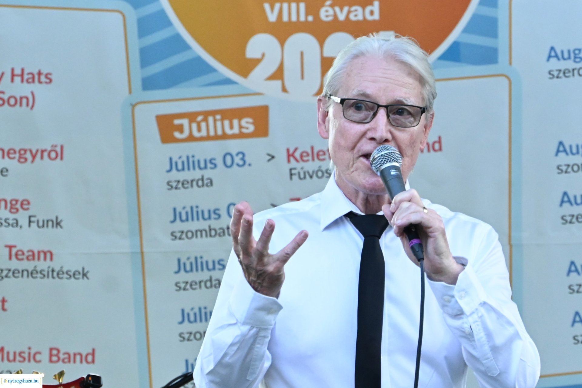 Granville Pillar és kísérő zenekara a Zene Sóstón programsorozat színpadán