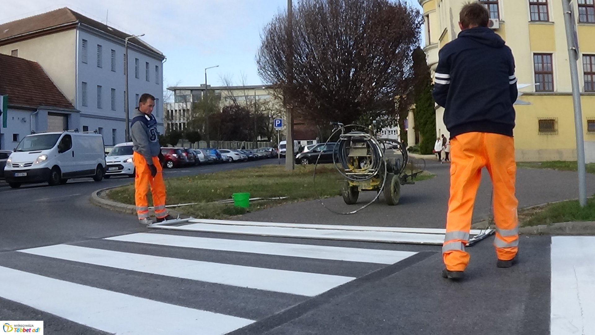 Gyalogos-átkelőhelyeket festettek a belváros több pontján