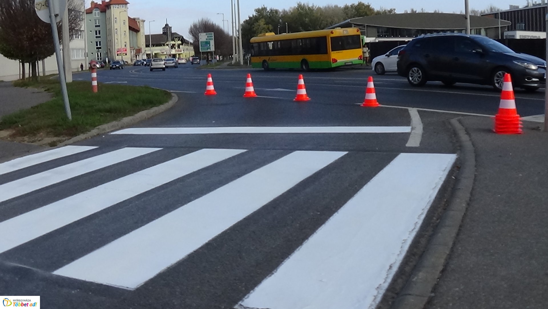 Gyalogos-átkelőhelyeket festettek a belváros több pontján
