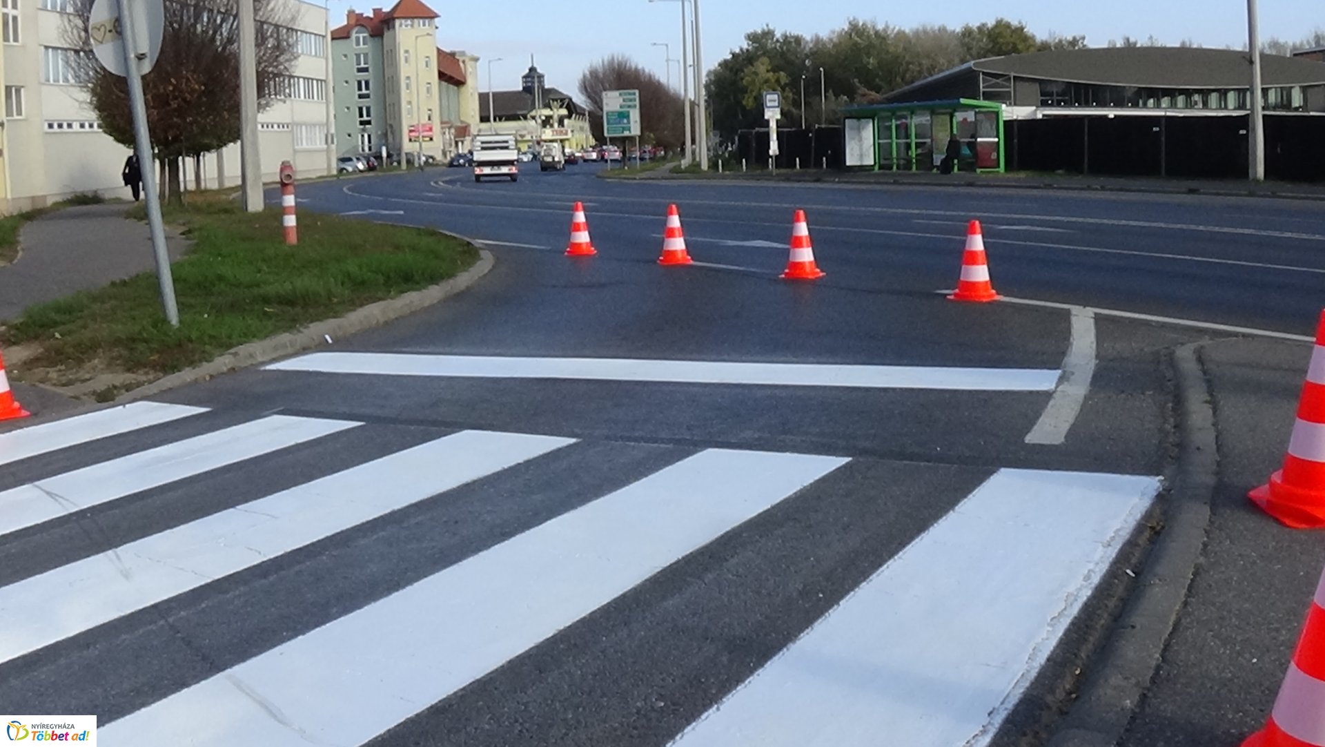 Gyalogos-átkelőhelyeket festettek a belváros több pontján
