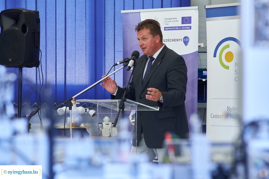Gyártásszimulációs eszköz átadás a Szakképzési Centrumban